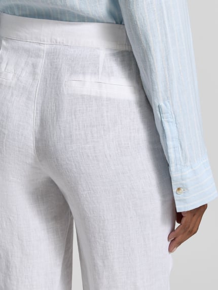 Frauenmodel trägt Straight Fit Leinenhose mit elastischem Bund von Fynch-Hatton, reine Leinen, Paspeltaschen, Detailaufnahme Rückansicht.