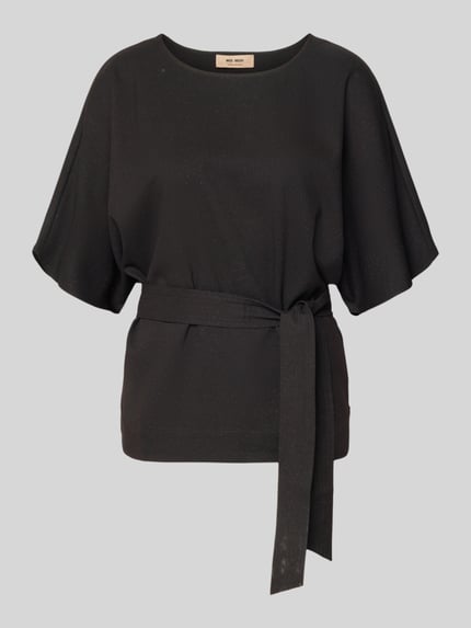Produktfoto, zwart blusenshirt met ronde hals en strikceintuur, relaxed fit, viscosemix, model 'Pie Bellevue' van MOS MOSH, egaal oppervlak, zonder personen.