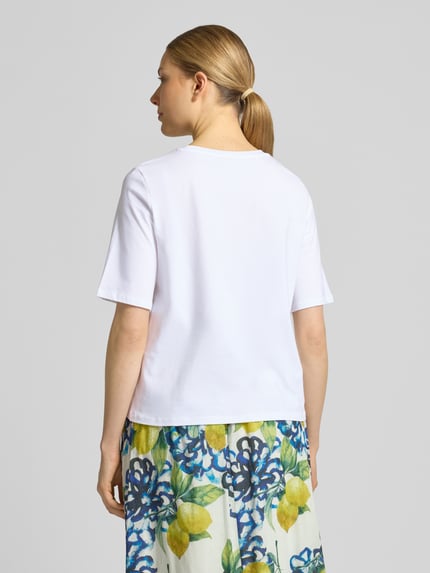 Vrouwenmodel draagt T-Shirt met Motiv-Print van More & More in regular fit, katoen-elastaanmix, wit, ruglengte 56 cm, rugaanzicht