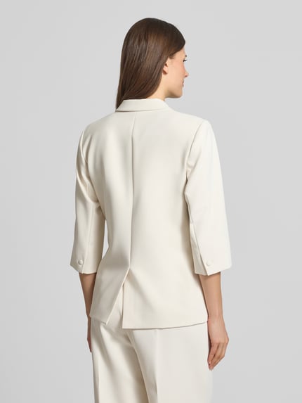 Vrouwenmodel draagt Regular Fit Blazer met 3/4-mouw model 'Junie Miley' van MOS MOSH in crème, reverskraag, ruglengte 65 cm, borstwijdte 48 cm, mouwlengte 42 cm, materiaal met gladde textuur, productfoto, geheel van achteren.