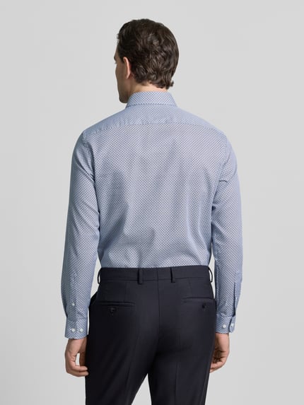 Mannelijk model draagt Regular Fit Business Hemd aus Baumwolle mit Kentkragen van Christian Berg Men, lichtblauw met fijn patroon, pure katoen, regular fit, Kent-kraag, knoopsluiting, ruglengte 78 cm, schouderbreedte 47 cm, mouwlengte 65 cm, volledige rugaanzicht.