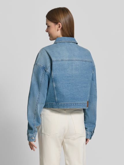 Frauenmodel trägt Relaxed Fit Jeansjacke aus Baumwoll-Mix - s.Oliver x Heidi Klum von s.Oliver RED LABEL in Hellblau, Ganzkörperansicht Rückansicht.