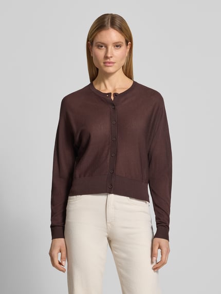 Frauenmodel trägt Strickjacke mit Rundhalsausschnitt Modell 'Desela' von OPUS, Viskose-Mix, Regular-Fit, Knopfleiste, Ganzkörperansicht von vorne.