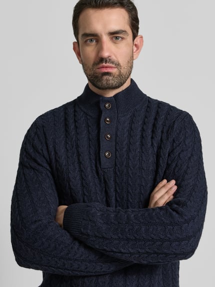 Männermodel trägt Strickpullover mit gerippten Abschlüssen von Fynch-Hatton in Dunkelblau, Baumwoll-Woll-Mix, Regular-Fit, Nahaufnahme Oberkörper.