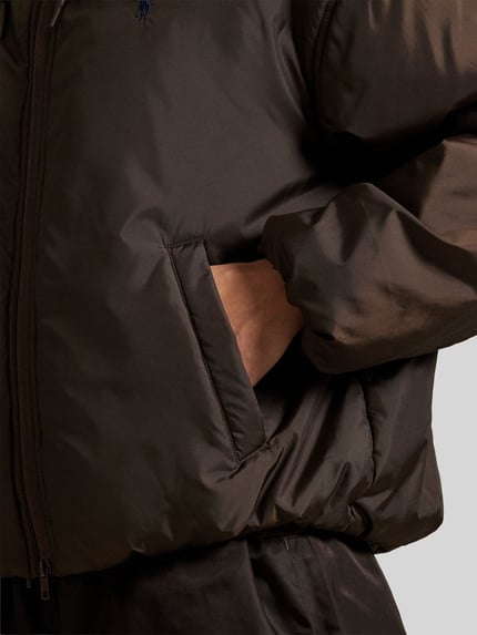 Frauenmodel trägt Relaxed Fit Blouson mit Zweiwege-Reißverschluss von Polo Ralph Lauren, unifarben, seitliche Taschen, Nahaufnahme Oberkörper.
