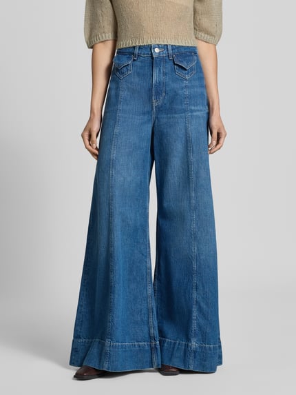 Vrouwenmodel draagt blauwe katoendenim Wide & Loose Fit Jeans uit de C_JANE HR serie van BOSS Orange, productfoto, vooraanzicht van het hele lichaam.