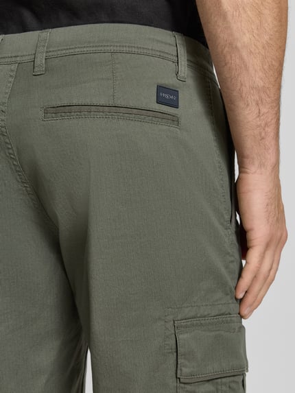 Männermodel trägt Regular Fit Cargoshorts aus Baumwoll-Mix von Tom Tailor, Optik: Unifarben, Strukturiert, Detailaufnahme Gesäßtasche