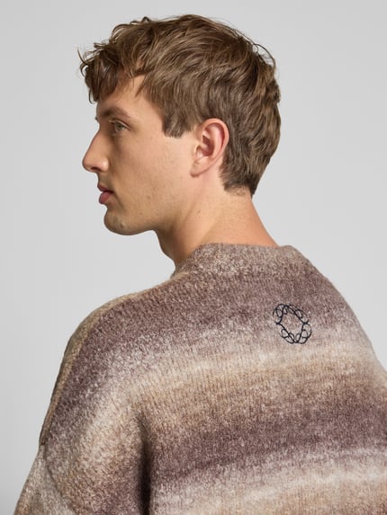 PROHIBITED Gebreide pullover met labeldetail, model 'Gradient' Middenbruin gemêleerd - 3