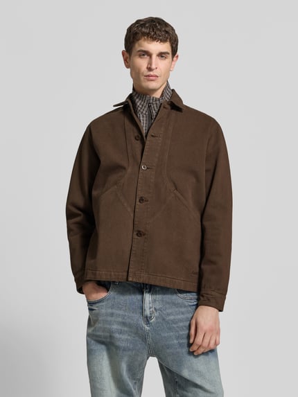 Męski model prezentuje Regular Fit Hemdjacke aus Baumwolle od Forét, brązowy kolor, ozdobne szwy, długie rękawy, guzikowe zapięcie, czysta bawełna, długość pleców w rozmiarze M: 73 cm, szerokość w rozmiarze M: 46 cm, długość rękawa w rozmiarze M: 66 cm; widok całej sylwetki z przodu.
