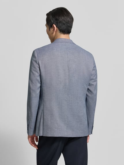 Männermodel trägt Regular Fit Blazer mit Viskose-Anteil von HECHTER PARIS in Hellgrau, feine Textur, Rückenansicht, Ganzkörperansicht Rückansicht. Elastischer-Material-Mix, Regular-Fit, Logo-Applikation, Brusttasche, Paspeltaschen, 2-Knopfleiste, Reverskragen, Rückenlänge 72 cm, Schulterbreite 38 cm, Ärmellänge 64 cm.