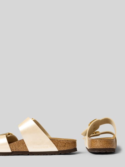 Produktfoto, Slipper in Leder-Optik Modell 'Sydney' von Birkenstock, beige Farbe, abgerundete Passform, Logo-Detail, 3 cm Absatz, Damen Slipper