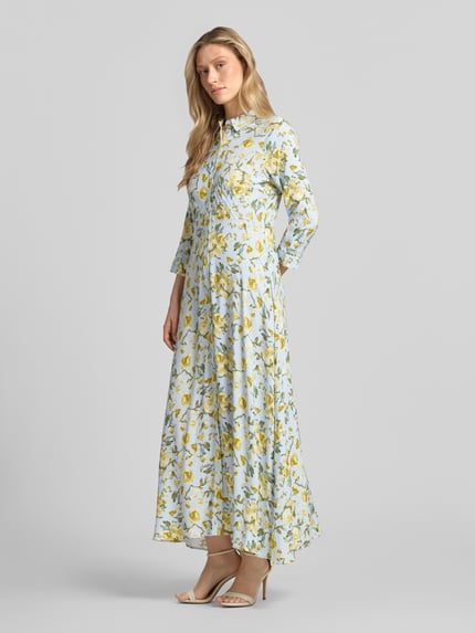 Vrouwenmodel draagt Hemdblusenkleid aus Viskose mit Knopfleiste Modell 'SAVANNA' van YAS, all-over look, maxi-jurk, A-lijn, ruglengte maat S 140 cm, borstwijdte maat S 47 cm, mouwlengte maat S 49 cm, multicolor met bloemendessin, Ganzkörperansicht van voren.