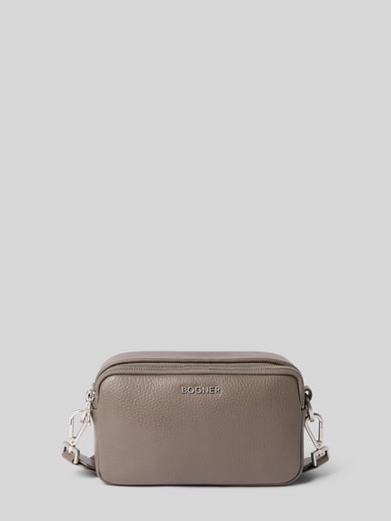 Produktfoto, Handtasche mit Schulterriemen Modell 'wallis avy' von BOGNER, taupefarben, strukturierte Lederoptik, silberne Details, rechteckige Form, Kontext: Damen Handtasche, Hauptfach mit Reißverschluss, Label-Applikation, Maße 23x14x7 cm, Schulterriemen 142 cm.