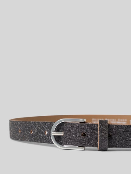 Produktfoto, Gürtel aus echtem Leder mit Glitzer von Tamaris in Schwarz mit silberner Schnalle, feine Glitzertextur auf glatter Oberfläche.