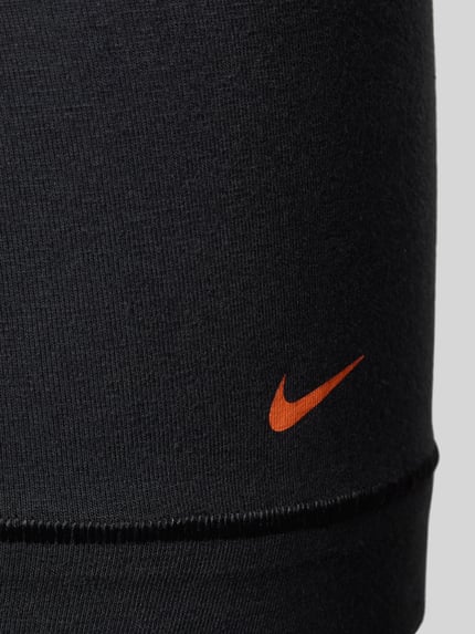 Männermodel trägt Slim Fit Trunks mit Logo-Stitching Modell 'Essential' von Nike, elastischer Baumwoll-Anteil, Detailaufnahme.