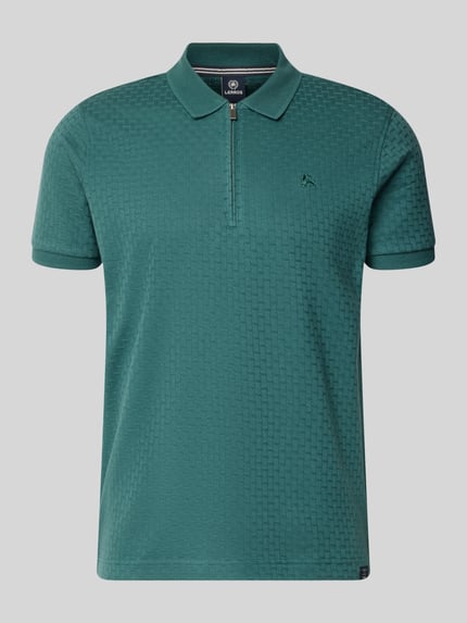 Produktfoto, Regular Fit Poloshirt mit kurzem Reißverschluss von Lerros in Grün mit Strukturmuster, Polokragen, Logo-Stitching, Label-Patch, Reine Baumwolle, Rückenlänge bei Größe M 72 cm.