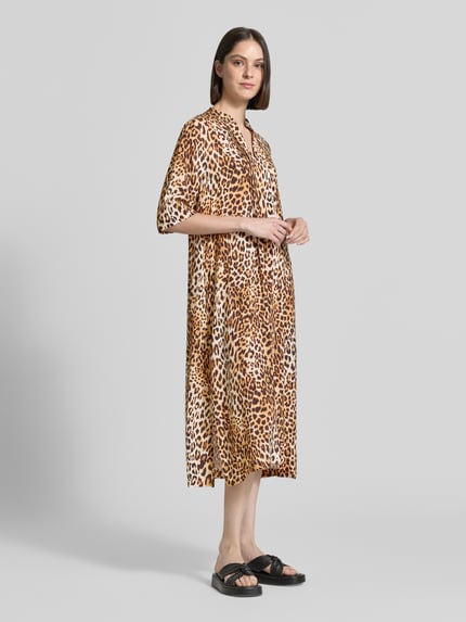 Vrouwenmodel draagt Tunikakleid aus Viskose im Allover-Look van Emily Van den Bergh in bruin met wit, recht model, midi-jurk, zuiver viscose, 3/4-mouw, ruglengte maat 36: 119 cm, borstwijdte: 46 cm, mouwlengte: 35 cm, all-over look, ganzkörperaanzicht van voren.