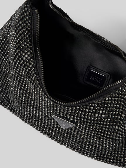 Productfoto, Shoulder Bag mit Strassstein-Besatz van GUESS, zwarte en zilverkleurige steentjes, ritssluiting, logo, schouderriem, context: hoofdvak met rits, logo-detail, afmeting 20x16x8 cm, schouderriem 42 cm