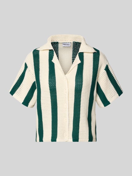 Produktfoto, Relaxed Fit Bluse aus reiner Baumwolle Modell 'KENZIE' von Pieces mit grün-beigen Streifen, Strickoptik, Resortkragen, kurzarm