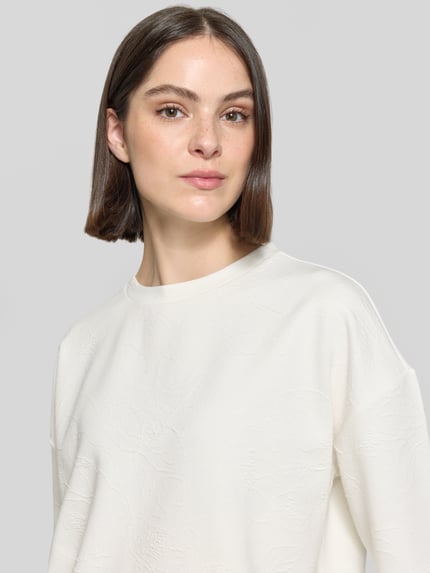 Frauenmodel trägt Oversized T-Shirt mit Rundhalsausschnitt Modell 'Ucherry' von Someday, Baumwoll-Mix mit Stretch-Anteil, Nahaufnahme Oberkörper