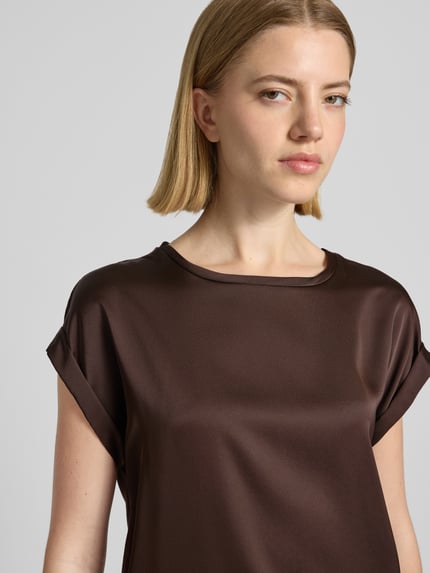 Frauenmodel trägt T-Shirt aus Satin Modell 'ELLETTE' von Vila in Braun mit Rundhalsausschnitt, glatte Textur, Nahaufnahme Oberkörper