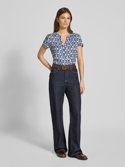Vrouwenmodel draagt Blusenshirt aus Viskose im Allover-Look van Betty Barclay, zuiver viscose, regular fit, all-over look, V-hals, ruglengte maat 36: 61 cm, mouwlengte maat 36: 16 cm, wit-blauw patroon, vooraanzicht hele lichaam