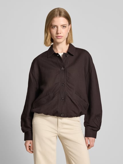 Frauenmodel trägt Jacke mit Umlegekragen Modell 'Nisari' von Someday aus reiner Baumwolle in Dunkelbraun, Regular Fit, Ganzkörperansicht von vorne.