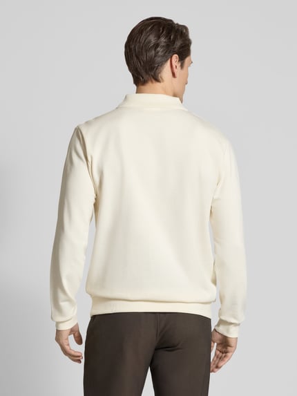 Männermodel trägt Sweatshirt mit Polokragen und Reißverschluss von Lindbergh, Cremefarbe, Baumwoll-Mix, Regular Fit, Ganzkörperansicht Rückansicht.