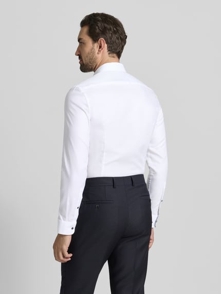 Männermodel trägt weißes Super Slim Fit Business Hemd aus Baumwolle mit Kentkragen von Jake*s, glatte Textur, Ganzkörperansicht Rückansicht.