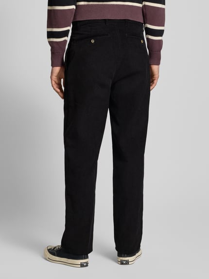 Männermodel trägt Cordhose mit Gesäßtaschen Modell 'Script' van BLKVIS, zwart, wijde pijpen, puur katoen, volledige achteraanzicht.