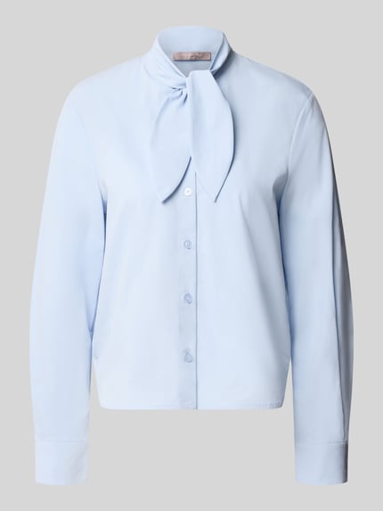 Produktfoto, hellblaue Regular Fit Bluse aus Viskose-Mix mit Schluppe, Knopfleiste, Marke Christian Berg Woman Selection, glatte Textur