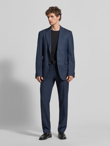 Męski model nosi Regular Fit Anzughose mit Schurwoll-Anteil Modell 'Leon' von BOSS, niebieski melanż, krój regular fit, wzór w kratę, tkanina mieszankowa, kieszenie z przodu i z tyłu, średni stan, zdjęcie całej sylwetki z przodu.