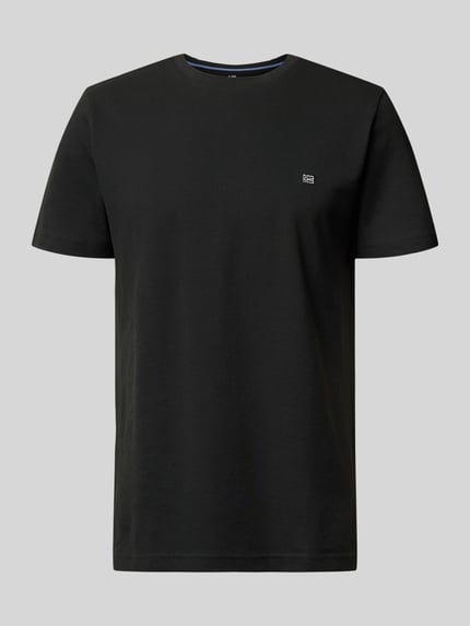 Produktfoto, T-Shirt aus Baumwolle mit Rundhalsausschnitt von Christian Berg Men w kolorze czarnym, krój regular fit, detal z logo, czysta bawełna, długość pleców w rozmiarze M: 71 cm, klasyczna faktura