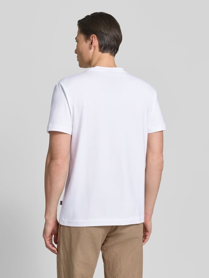 Männermodel trägt T-Shirt mit Rundhalsausschnitt Modell 'Carlonito' von JOOP! Collection, weiß, Baumwoll-Mix, Straight Fit, Ganzkörperansicht Rückansicht.