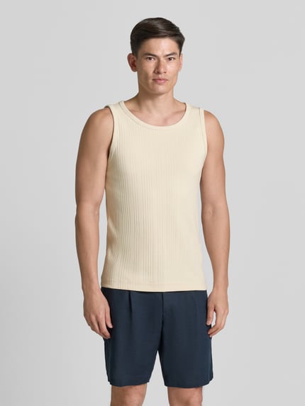 Männermodel trägt Regular Fit Tank Top aus Baumwoll-Mix Modell 'ANDRE' von SELECTED HOME mit gestreifter Struktur, unifarben, Ganzkörperansicht von vorne
