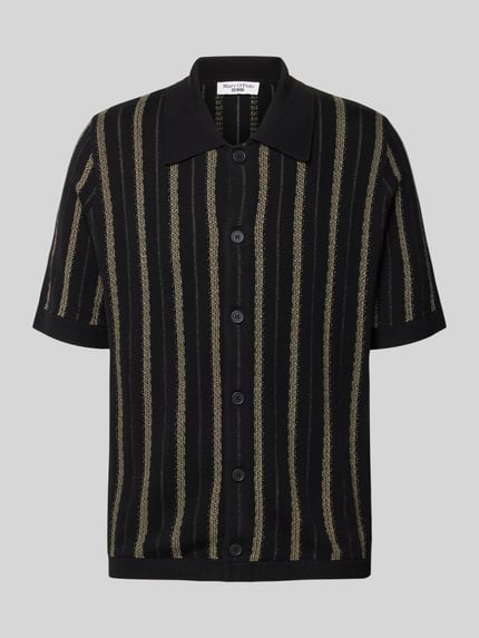Produktfoto, Regular Fit Strickjacke aus reiner Baumwolle von Marc O'Polo Denim, schwarz mit beigefarbenem Allover-Streifenmuster, Strickstruktur, Hemdkragen, gerippte Abschlüsse, kurzarm, einreihige Knopfleiste