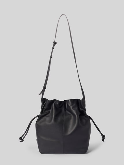 Produktfoto, Henkeltasche aus echtem Rindsleder von Marc O'Polo in Schwarz mit glatter Oberfläche und softer Form, neutraler Hintergrund. Damen