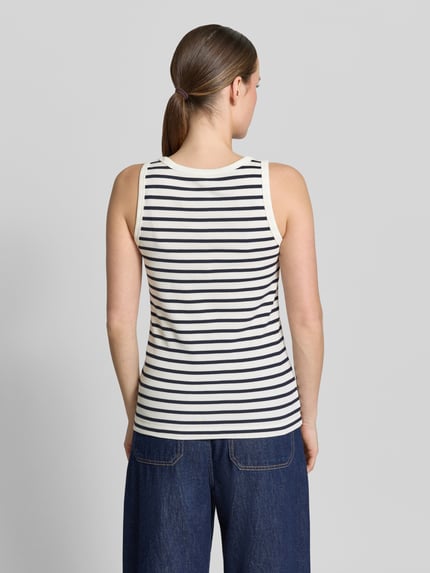 Frauenmodel trägt Regular Fit Tank Top aus Baumwoll-Mix von s.Oliver RED LABEL mit Two Tone Streifen, U-Ausschnitt, Feinripp, Ganzkörperansicht Rückansicht.