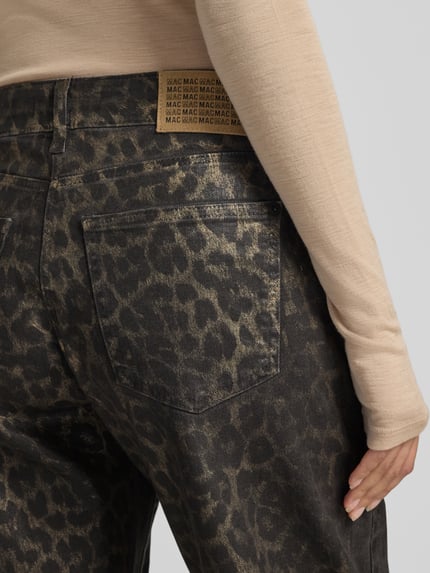 Frauenmodel trägt Barrel Jeans mit Animal Print von MAC in dunklem Denim mit goldbraunem Allover-Muster, 5-Pocket-Design, Detailaufnahme Rückansicht.