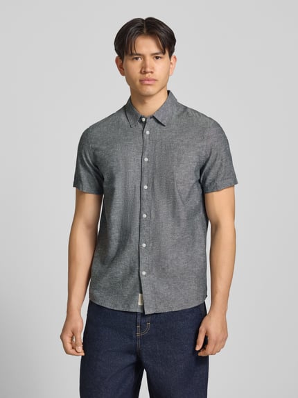 Männermodel trägt Regular Fit Freizeithemd mit Kentkragen Modell 'ABAN' von Blend in Grau, Knopfleiste, Halbarm, Ganzkörperansicht von vorne.