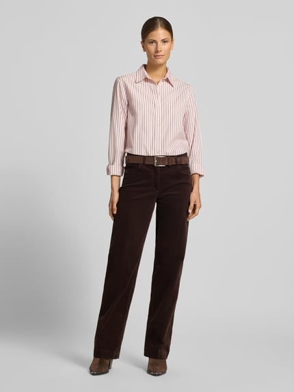 Frauenmodel trägt Regular Fit Cordhose mit seitlichen Eingrifftaschen Modell 'Jenny Wide' von TONI, unifarben, Cord-Struktur, Ganzkörperansicht von vorne.