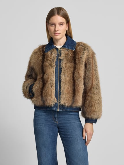 Frauenmodel trägt Jacke mit Kunstfell Modell 'GIUBBINO DENIM SOFT' von Liu Jo White in Brauntönen, Reißverschluss, Jeansdetails, Nahaufnahme Oberkörper. Rückenlänge 56 cm, Schulterbreite 41 cm, Brustweite 49 cm, Ärmellänge 60 cm.