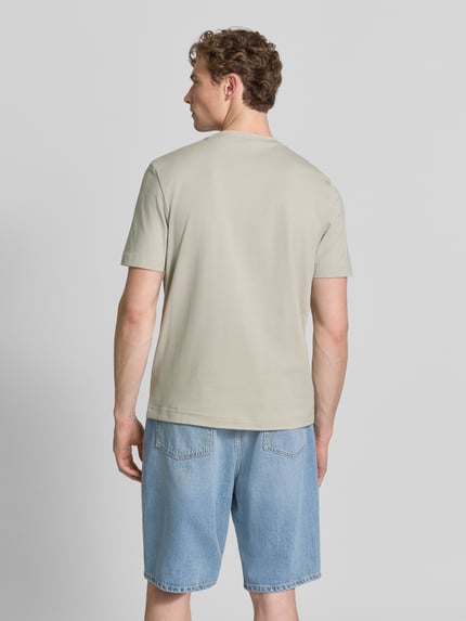 Männermodel trägt Regular Fit T-Shirt aus Baumwoll-Mix Modell 'TCHUP' von BOSS Orange, Optik: Unifarben, Feinripp, Ganzkörperansicht Rückansicht.