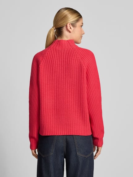 Frauenmodel trägt Strickpullover aus Kaschmir-Baumwoll-Mix Modell 'LONA' von 0039 Italy in kräftigem Rot, grobe Struktur, Rückenansicht, Damen Regular Fit, Stehkragen
