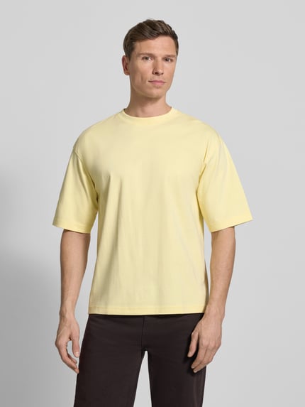 Männermodel trägt Relaxed Fit T-Shirt aus puur biologisch katoen mit ronde hals von JAKE*S STUDIO MEN, lichtgeel, halflange mouwen, ruglengte maat M 65 cm, Ganzkörperansicht van voren