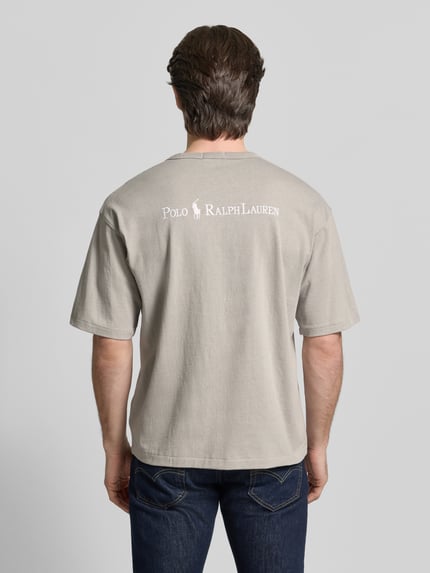 Männermodel trägt Relaxed Fit T-Shirt aus reiner Baumwolle von Polo Ralph Lauren in Optik: Unifarben mit Label-Schriftzug, Ganzkörperansicht Rückansicht.