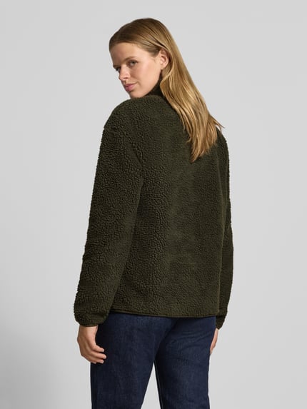 Männermodel trägt Relaxed Fit Teddyjacke mit Stehkragen Modell 'SAIDA' von PIECES, kolor ciemnozielony, tekstura miękkiego futerka, Damen Teddy- / Webpelzjacke, Ganzkörperansicht Rückansicht.