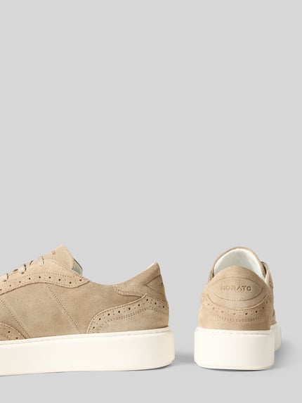 Produktfoto, sandfarbener Ledersneaker mit Lochmuster Modell 'POWELL SUEDE' von Antony Morato, strukturierte Sohle, runde Form, neutrale Rückansicht.