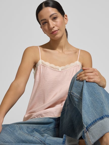 Vrouwenmodel draagt 'Trägertop aus Modal-Mix mit Spitzenbesatz' van Jake*s Collection, lichte roze kleur, regular fit, spaghettibandjes, kanten rand, modal-mix materiaal, dames top, vooraanzicht bovenlichaam close-up.