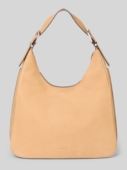 Produktfoto, beigefarbene Hobo Bag mit Label-Detail Modell 'NOLITA' von MICHAEL Michael Kors, glatte Oberfläche, goldfarbene Details, Hauptfach mit Magnetverschluss, kurzer Schultergurt, Maße 40x42x10 cm, Schulterriemen 36 cm.